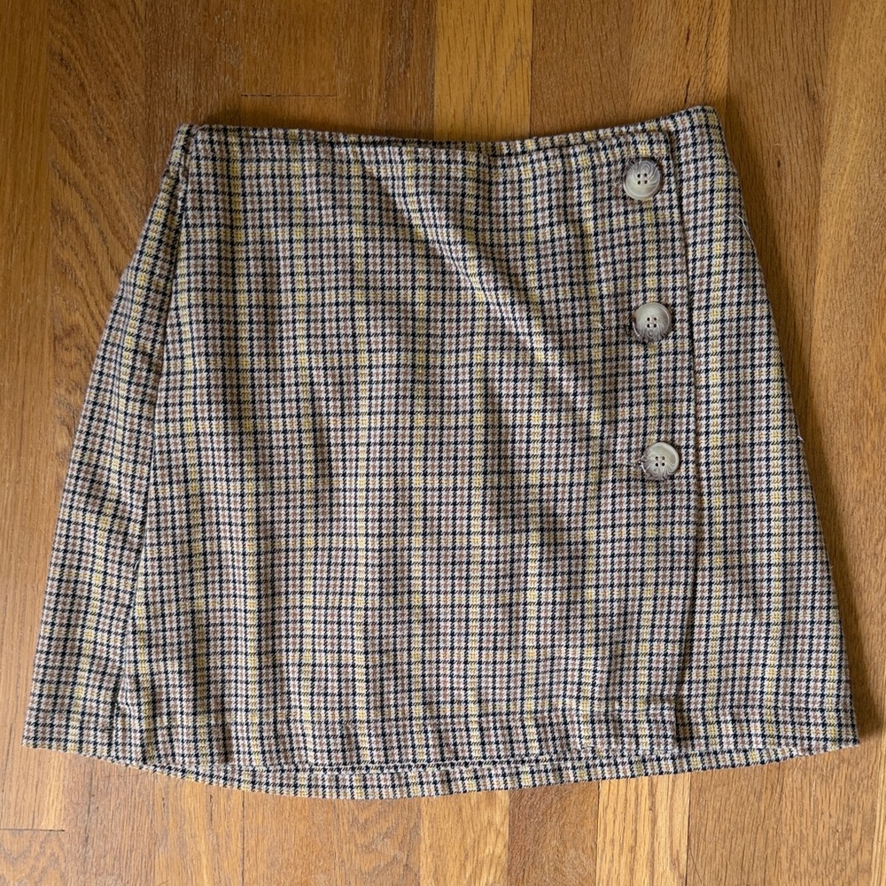 American Eagle Plaid Button-Accent Mini Skirt in Beige. Small